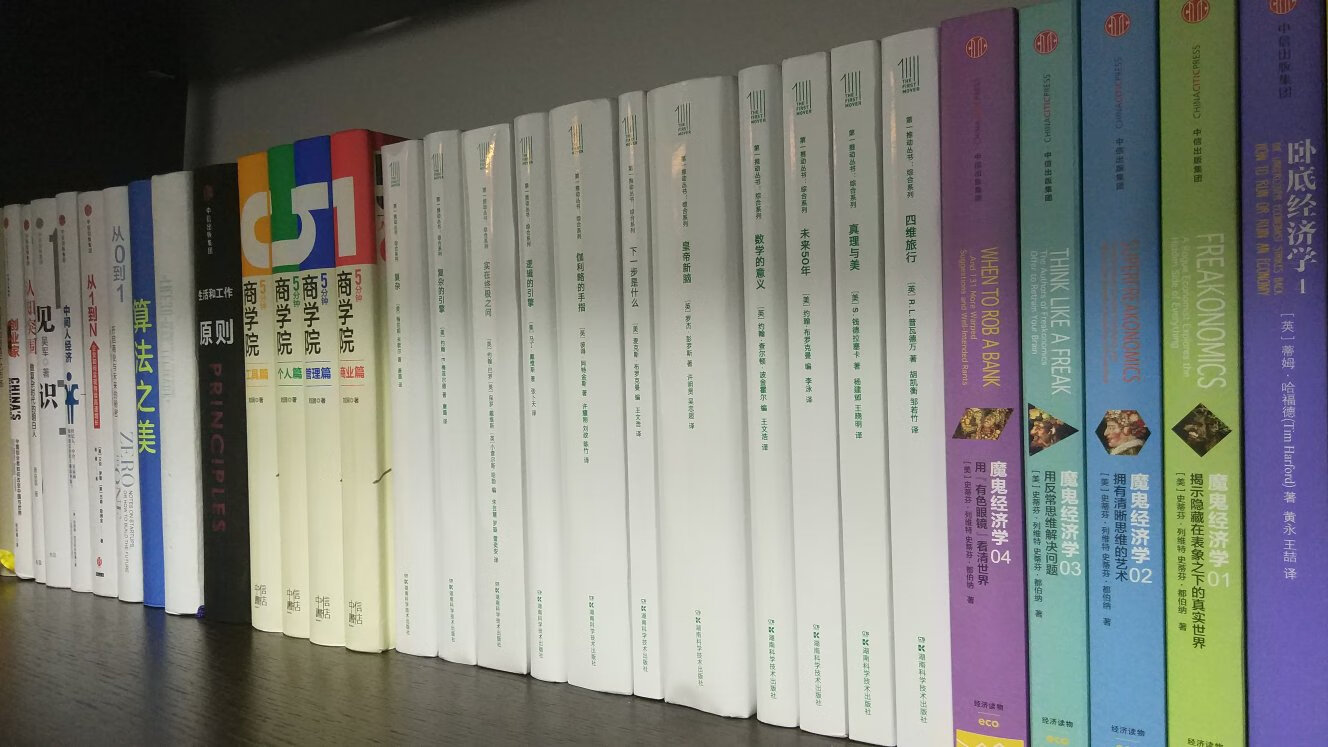 这里面都是有坚实基础的硬科学中的硬科普。现实生活比小说还离奇，现实世界比科学所描述的更离奇。但是，我们每个已经被屁股决定了的脑袋呀，并非视而不见，听而不闻，而是视而未见，听而未闻。这些优秀作品的作者，都是我们的耳目、并且是可外置、可扩展、能兼容、更灵敏、自带体系的耳目，能让我们重新遇见生活，重新发现世界。