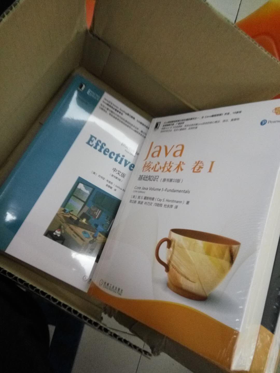 第一次在商城买书，最怕邮过来的书破损或出现其他的问题，一次买了四本，不过给我发的时候用纸箱子包起来了，还好，仔细翻看这几本书，没发现问题。这书建议有Java基础的人看，不是入门书籍，我搞Java已经两年了，也开发过一些项目，买这个就是想往理论方面走。