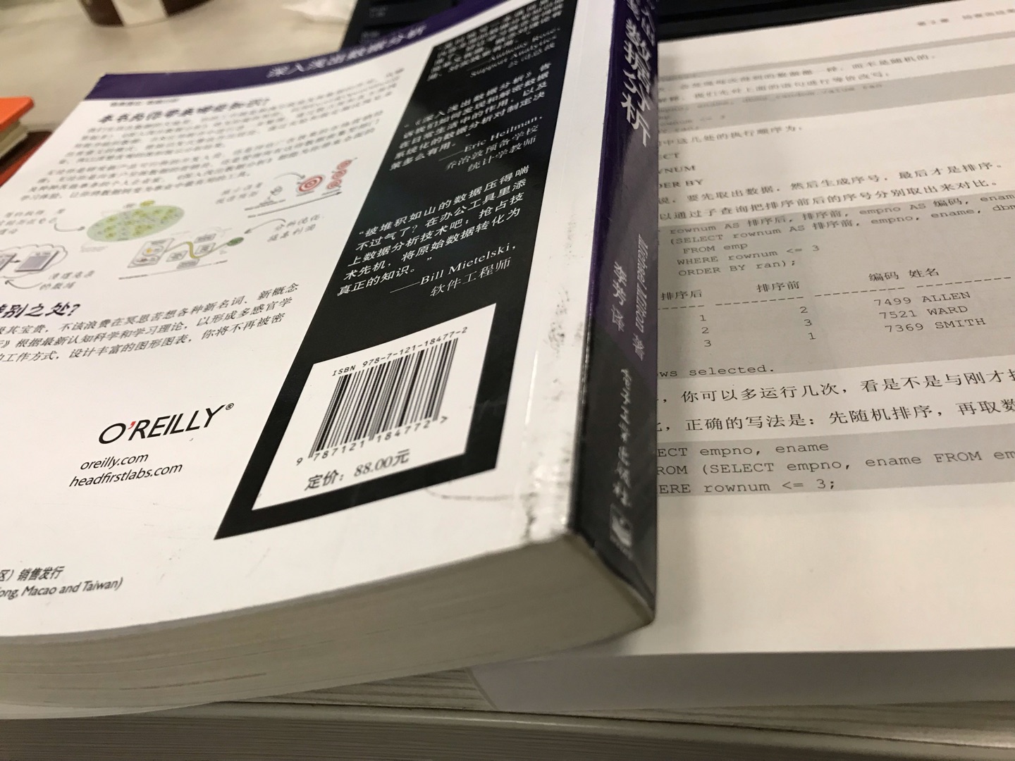 终于买到手了，看了前面一章，比较简单。但是也能学到新东西，很喜欢