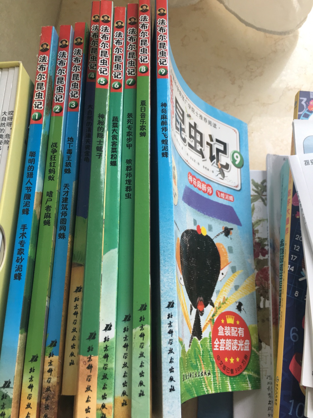 这套非故事类绘本也很棒，教孩子认识各种虫子，家里书太多了，真的不能再买了，要多多看书了。