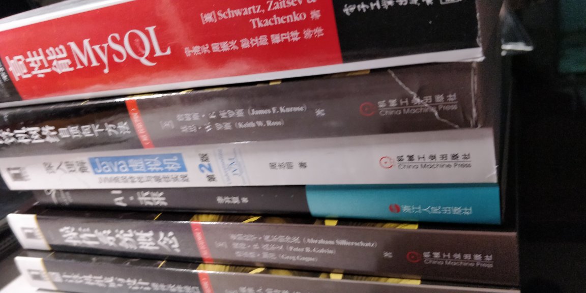 箱子原来封口的胶带被划开了，都不再贴胶带直接用个买房的广告纸封口，这本塑封被撕开了，左下角封面有裂痕。