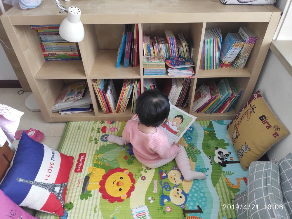 姑娘一岁八个月，非常爱看书，特意采购了一批，收拾出一个读书角，购书非常方便快捷，半价叠加两百减二十平行优惠，能到四折以下。就是希望活动力度再大点，毕竟买书之路遥遥无期。