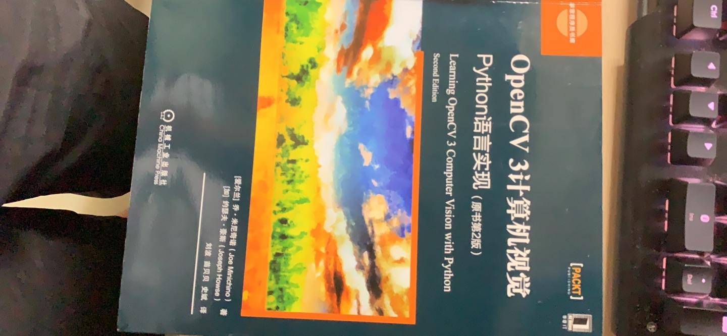 非常好的工具书，内容比较朴实，比较简单一点，前面主要是一些基本的算法，后面全部是关于物体检测和人脸识别的内容，十分喜欢很好