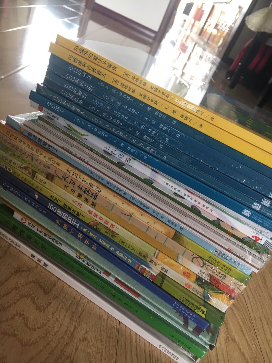 在给孩子买了好多书，从小到大的绘本故事都在买，质量有保障，送货快，而且有活动的时候超级优惠，支持！