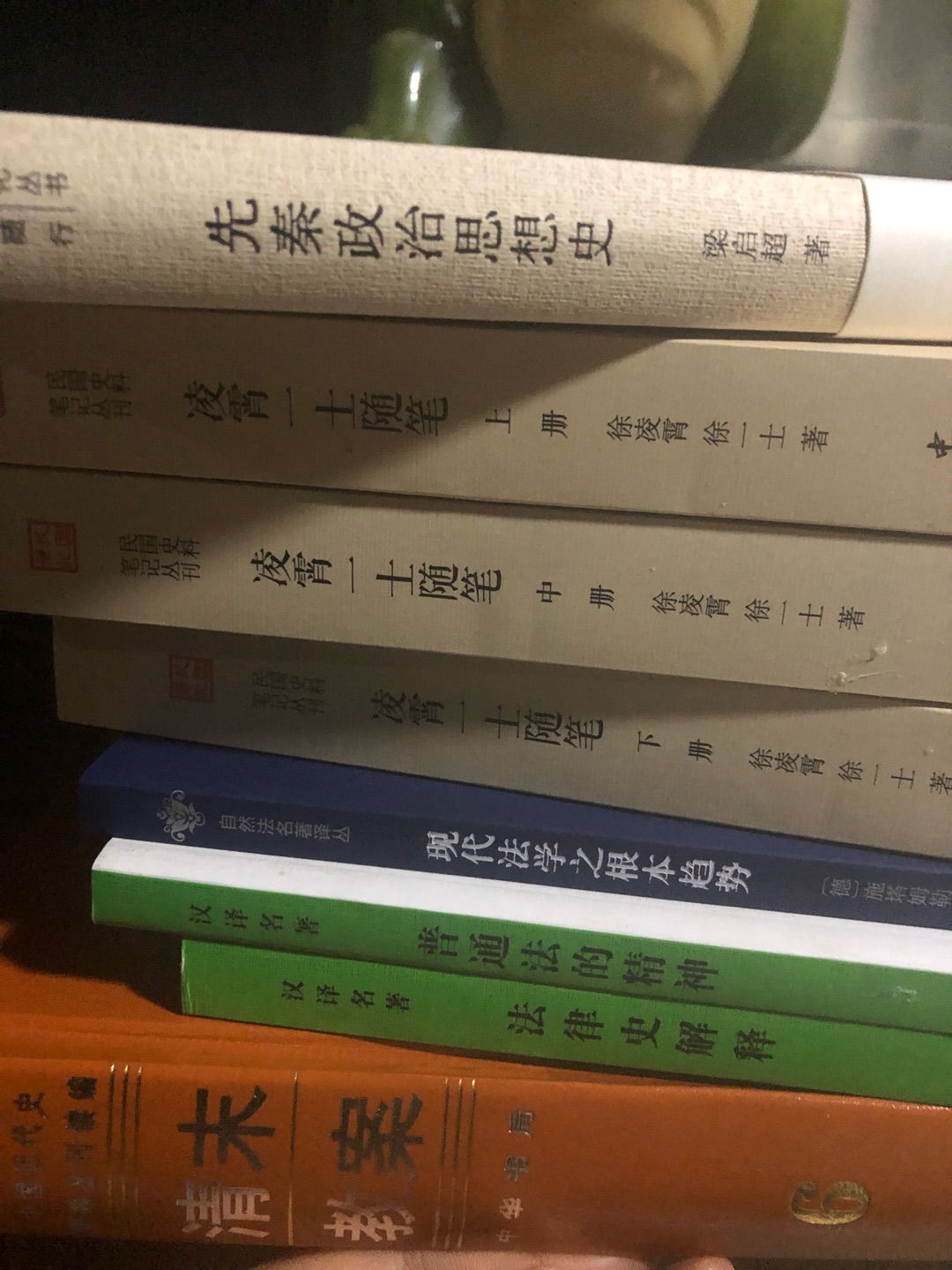 囤书的目的究竟是为了囤还是为了看？发现好多人一个月能下上千的单子 买大部头的也大有人在 发现好多人买的书 名字都没听过相信也没少买其他的书吧 问题是光25史就能摆满一个书架都看完了吗？好多人藏书上千册 你看了有上千册书吗 每本书看过了之后 你都能记住吗染上了囤书瘾 没办法 电商做活动 书差不多都白菜价平时心动的放在收藏夹里的就都下了但书是值得你反复看的 比如《石头记》看个五遍十遍可能都不够书买多了 看书就像是还债 那种享受知识的乐趣 手不释卷的乐趣都打了折扣