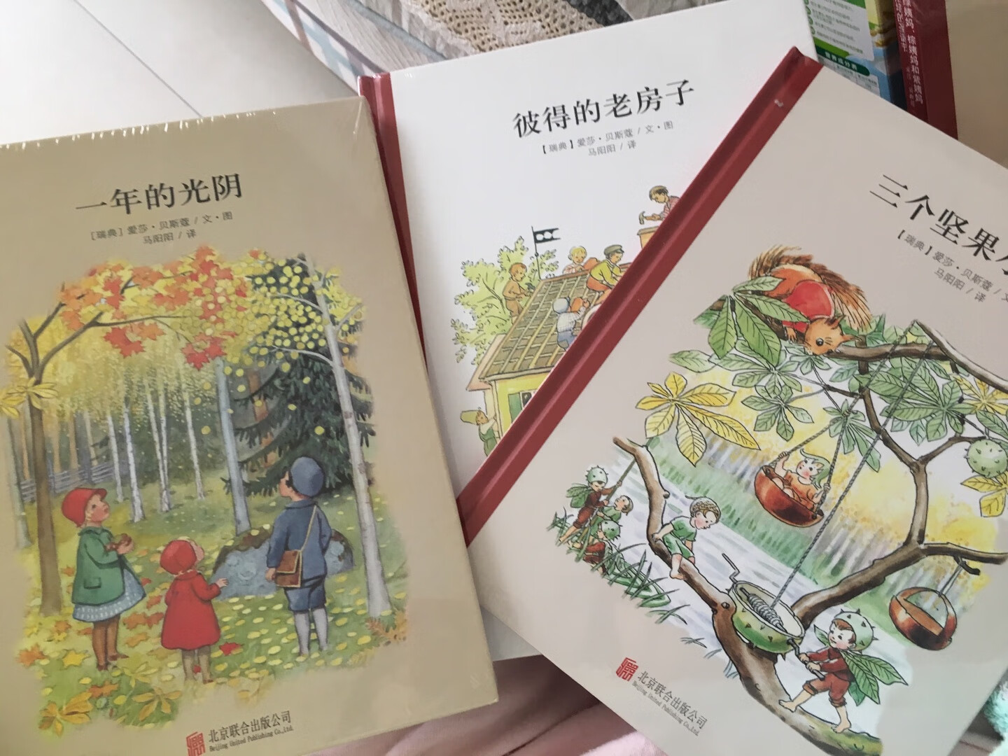本来想给小宝宝买英文幼儿绘本的，选着选着看到了很多中文绘本自己都很喜欢。在这家买了好多书，收到发现入手了很多［爱莎］的书。昨天又下单了一本［森林里的小宝贝］。。。。买了太多，还有一些爱莎的书最终没买了。［一年的光阴］是围绕一年12个?，每个月有有绘画和文字讲述，帮助小盆友了解每个月的特点。整体［爱莎］系列的插画很喜欢这个风格的。都是硬板封面的书，内页插图彩色，每本基本都是比较薄薄的适合比较小的小盆友看。