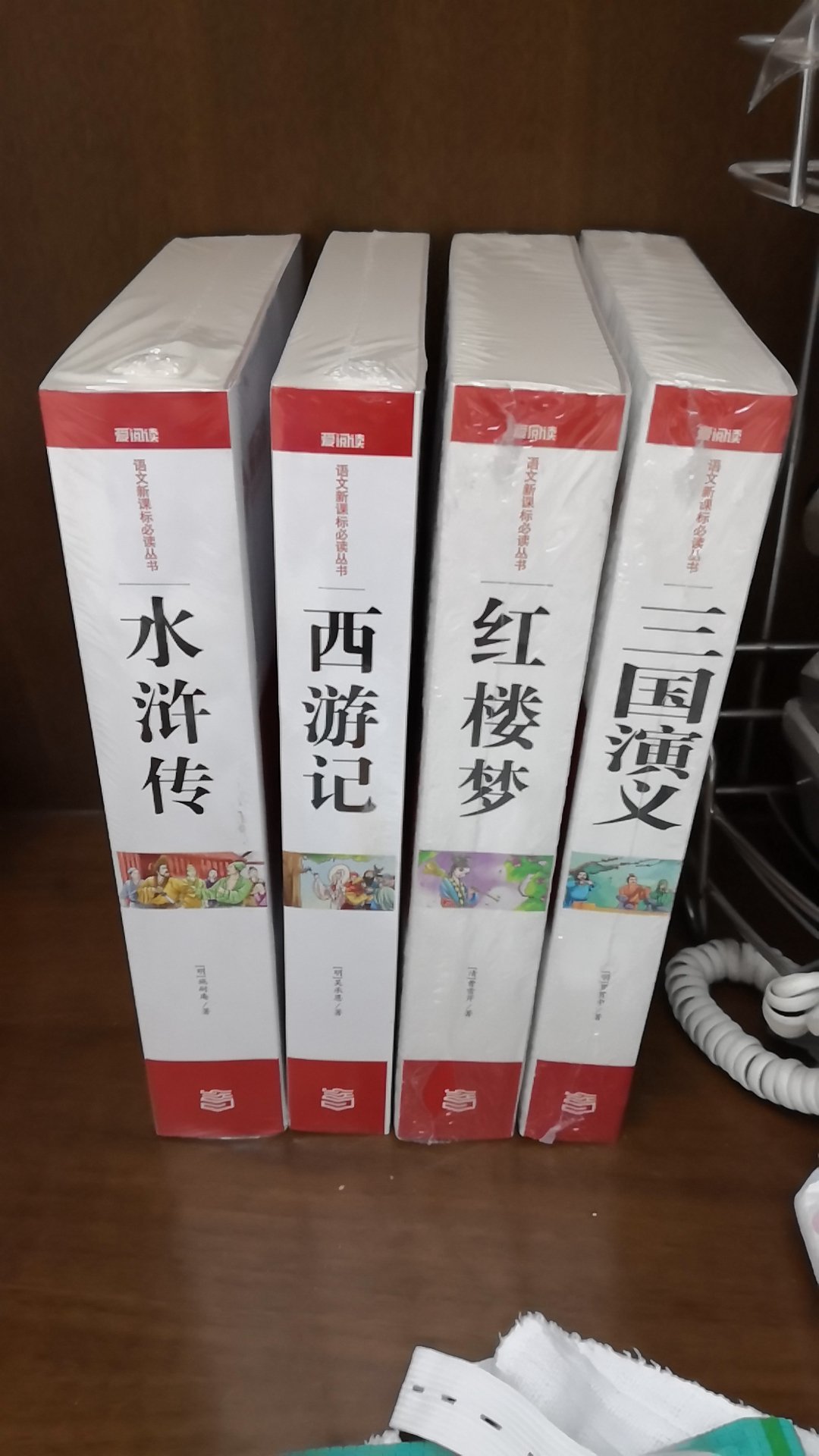 四大名著是每一位国人的骄傲，是中华民族璀璨文化的一员。一整套好好收藏，纸质很好，也有注释，挺方便阅读。