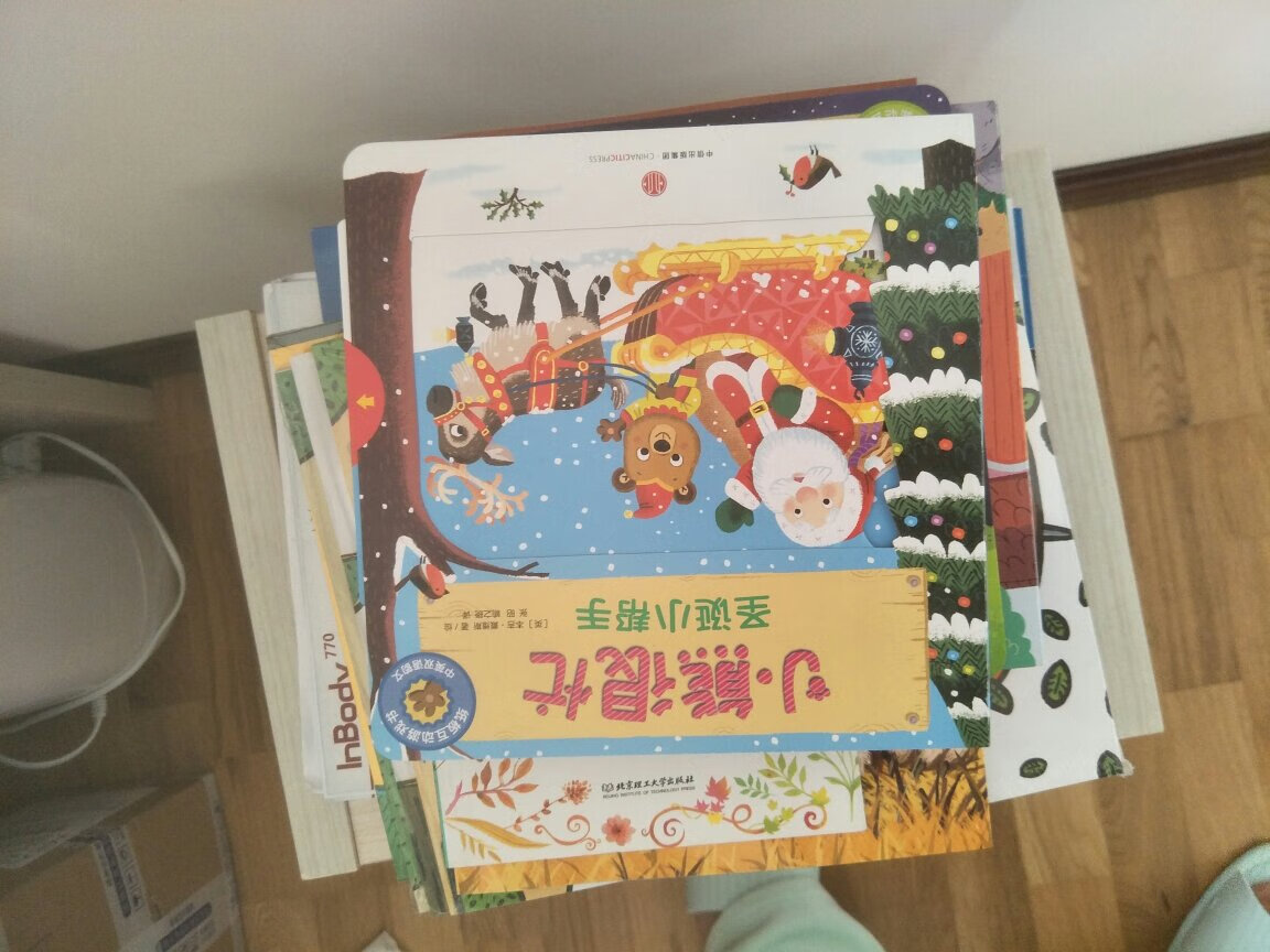 一下买了很多书，这个小熊很忙挺有名的，但是没几页啊，，，就给孩子玩玩还行，性价比不高