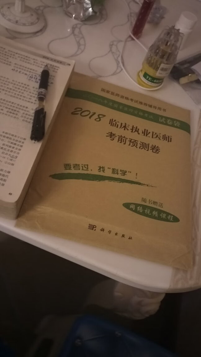 根据官方数据，截止到2018年，中国的单身人口近2亿人次适婚年龄的男性总人口比女性多了约3500万，目前中国整体上的，不论是从城市、乡村还是镇来说，单身男性的数量都高于单身女，所以，赶紧找个好工作先。。。。