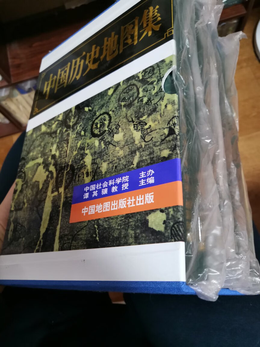 这套历史地图集还不错，全彩印刷，读历史时可以看看。