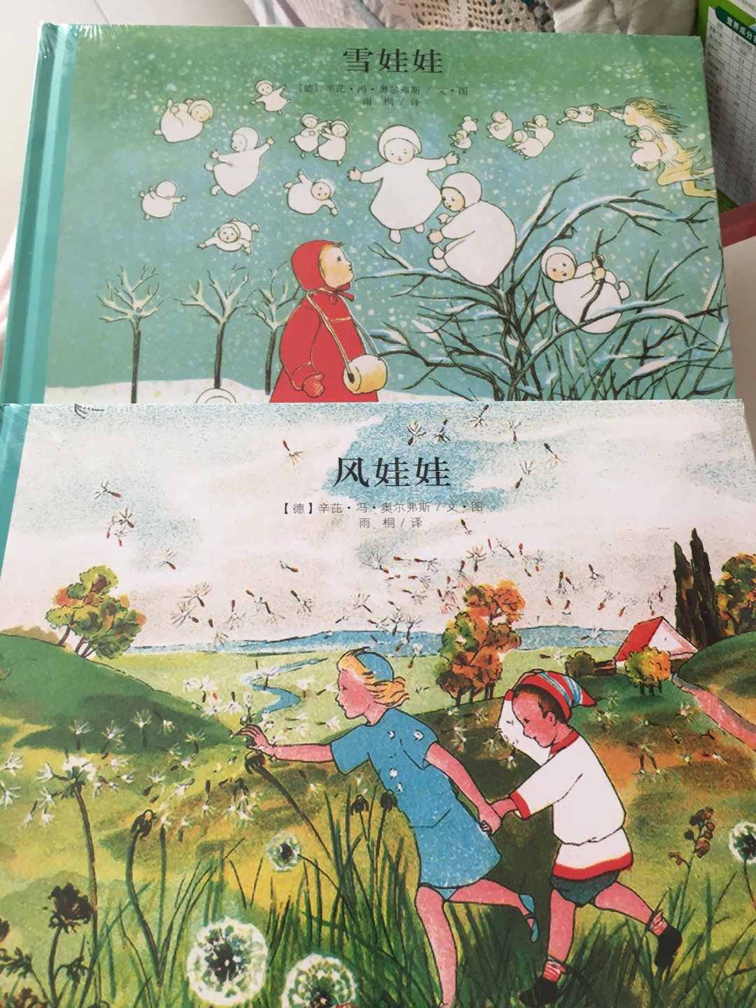 本来想给小宝宝买英文幼儿绘本的，选着选着看到了很多中文绘本自己都很喜欢。先是发现了［玛德琳系列］觉得很有趣，就进这家［童立方书店］看了看，有好多书都很喜欢，特别经典！在这家买了好多书，收到发现入手了很多［爱莎］的书。昨天又下单了一本［森林里的小宝贝］。。。。买了太多，还有一些爱莎的书最终没买了。［问问熊?先生］这本插画自己不是很喜欢这个风格的，不过当初选的时候觉得内容寓意比较好就买了。薄薄的一本，内容简单适合小朋友。插画更喜欢［爱莎］系列，和［雪娃娃］［风娃娃］的风格呢！［玛德琳］系列的插画相对抽象一些。