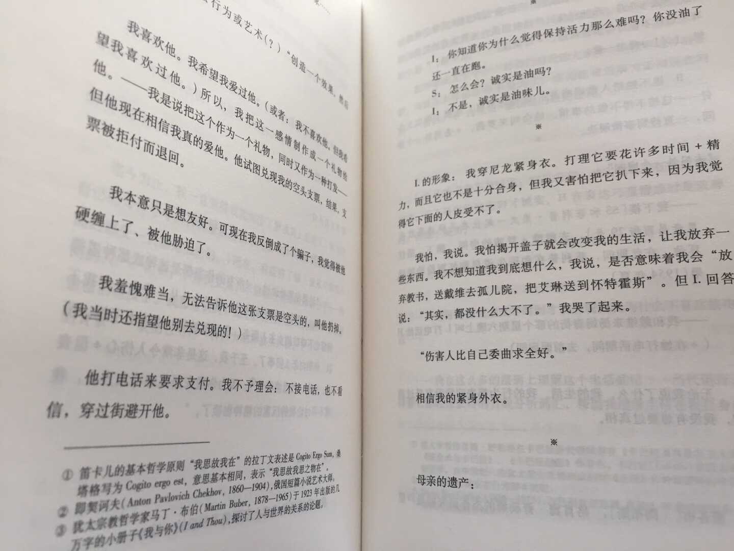 从2010年起至今，囤书逐渐成了一种知识阶层的流行运动。 相对于一次买一本或几本书，囤书是一次性购买大量书籍：少则二三十本，多则五六十甚至上百本。 囤书的人按身份划分有大学生、职场人士、年轻辣妈、高校教师......按去年发布的图书收入估算，总人数在100万左右。 他们有四大共同特征：学历：大部分都接受过良好的高等教育；组团：加入多个购书群，有活动就第一时间分享；分享：都享受购买书快感，并通过社交网络晒图；囤积：买的书都远超能够短期看完的数量。 囤书者们广泛分布于***、***、豆瓣读书等各种社区，具有强大而统一的共识：有活动，买买买。以及互利机制：分享优惠券，帮助其他人囤书。