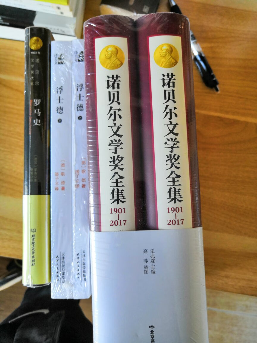 文学可以探求和教授的东西不多，却又无法取代，其中包括：注视身边的人和自己的方法，建立起个性化和普遍性事件之间的关系，使小的或者大的东西获得价值；考察自己的局限性、坏毛病，还有他人；找到生活中各种事物之间正确的关系，爱情在生命中的位置，它的力量与节奏；死亡的位置，以及应该如何去思考或者不去思考它；文学可以教会我们严厉、怜悯、悲伤、讽刺、幽默，以及另外一些类似的、必要的而又困难的东西。剩下的东西就要到别的地方去学习从科学、历史和生活中学习。          ——卡尔维诺《文学机器》