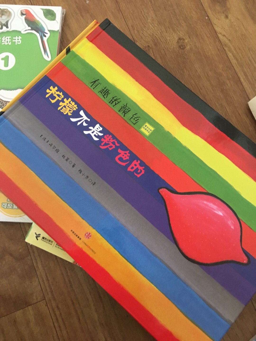 颜色丰富多彩，图案比较多，挺喜欢