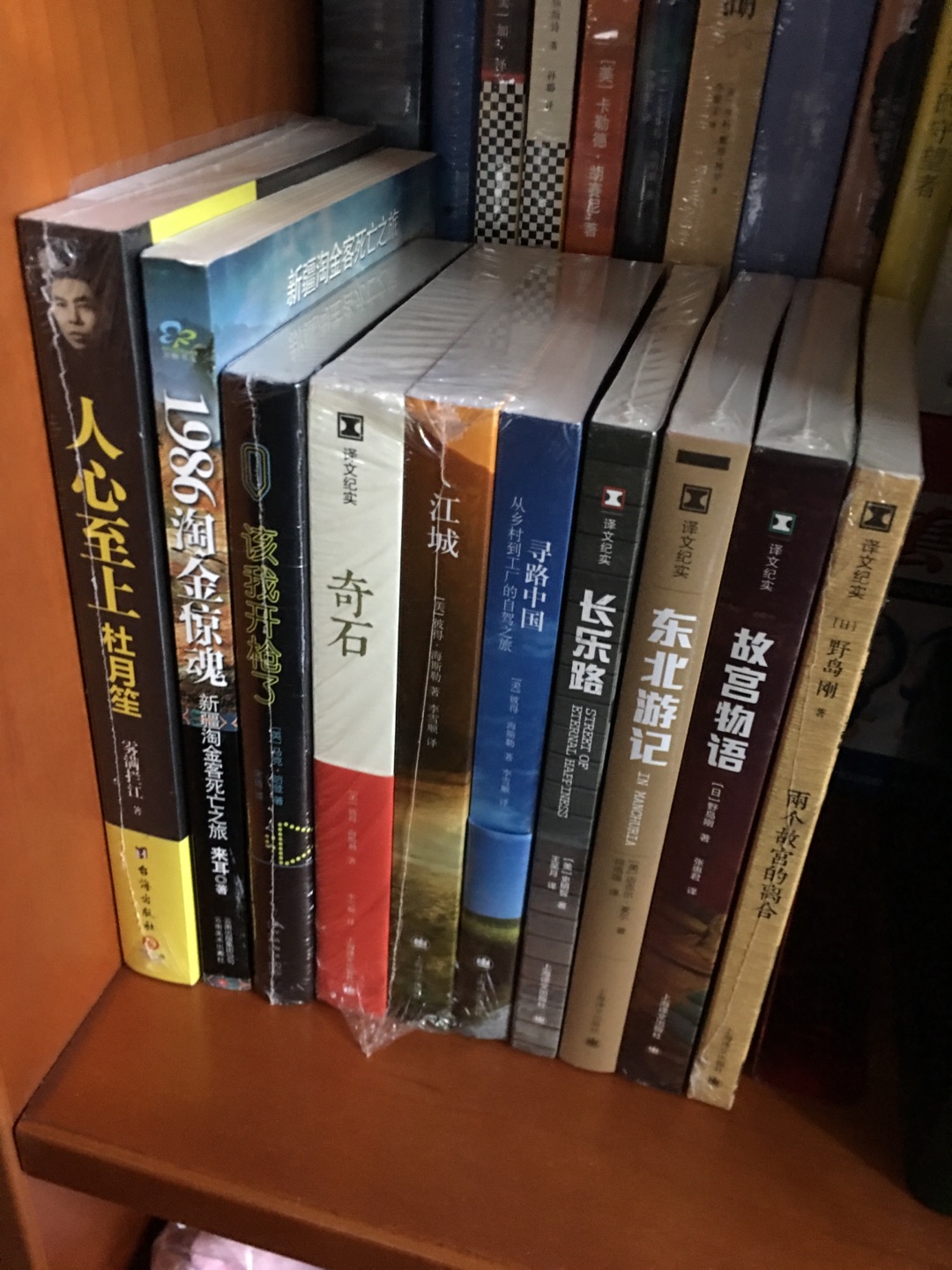 立志“为学术而学术”，又忍不住走出“故纸堆”，为这民族、这文化的病症“开方”；渴求“独立”，却只能在各派政治势力之间做出选择，此身不由己，为历史大潮所裹挟。仿佛长空中的孤寂星辰，明灭浮沉之间，他们所展现的是晚清民国以来一百多年中国知识分子的心灵史，是**战争之后中国人救亡图存的抗争奋斗史，是苦苦寻觅个人安身立命的根基与家国前路的探索史