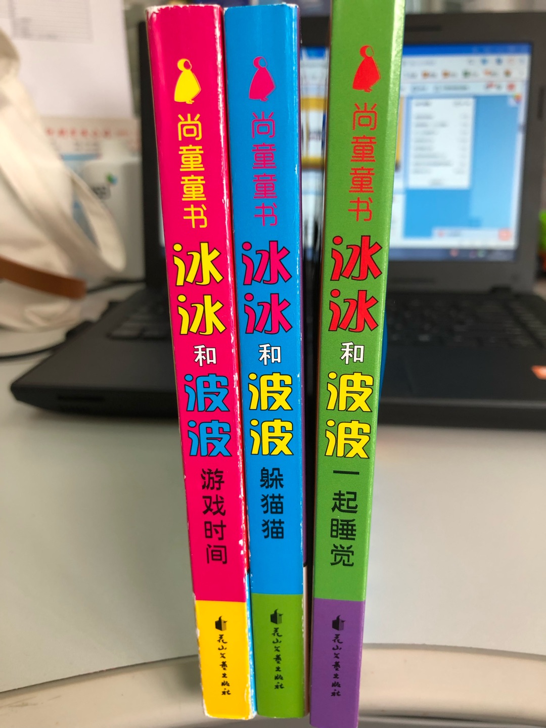 给宝宝买的玩具书，每本4页动画，适合低幼宝宝。书有异味，书脊处有磨损。