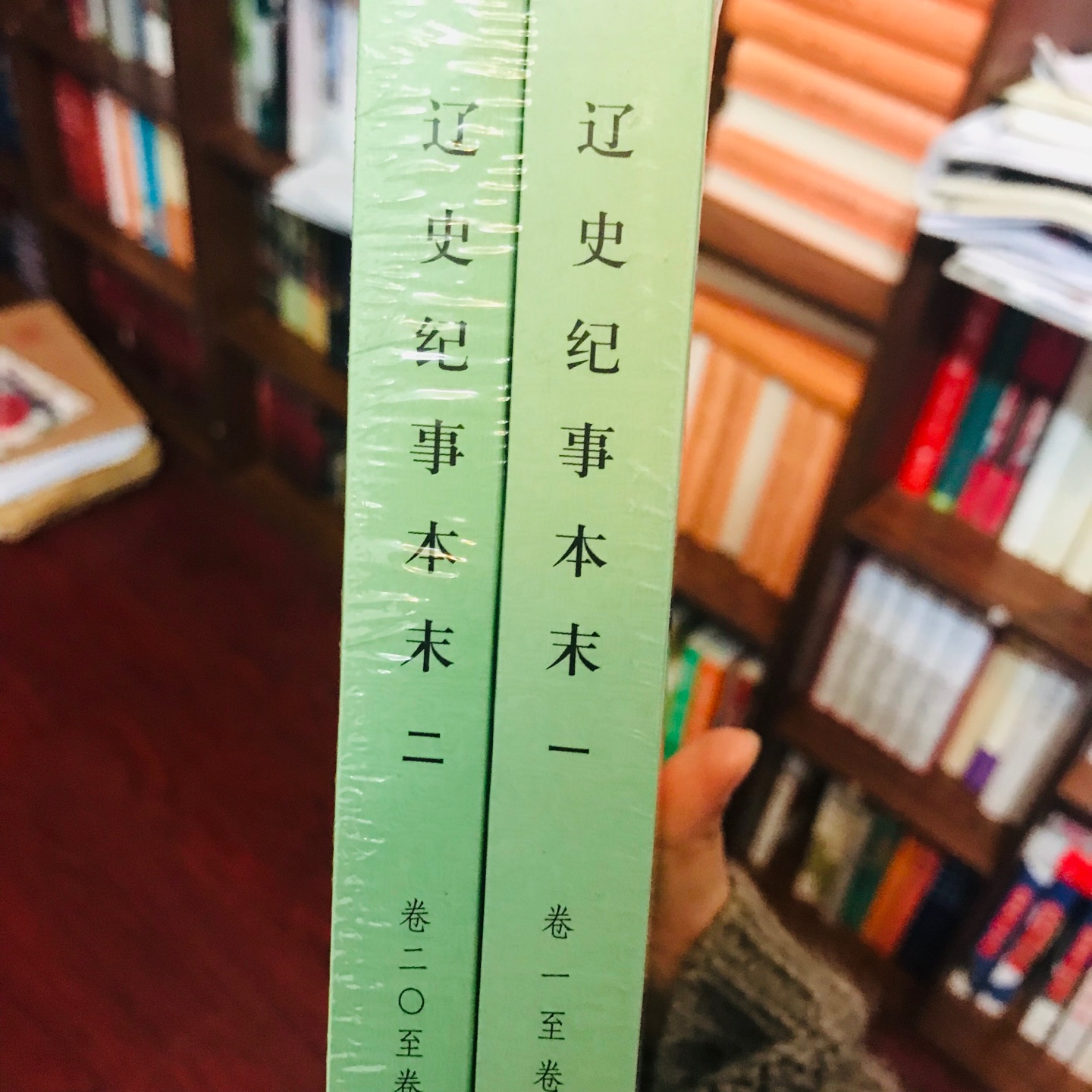 趁着活动一次性买齐了，我真土豪........书非常好，简体横排，符合现代人的阅读习惯。买书使我快乐!