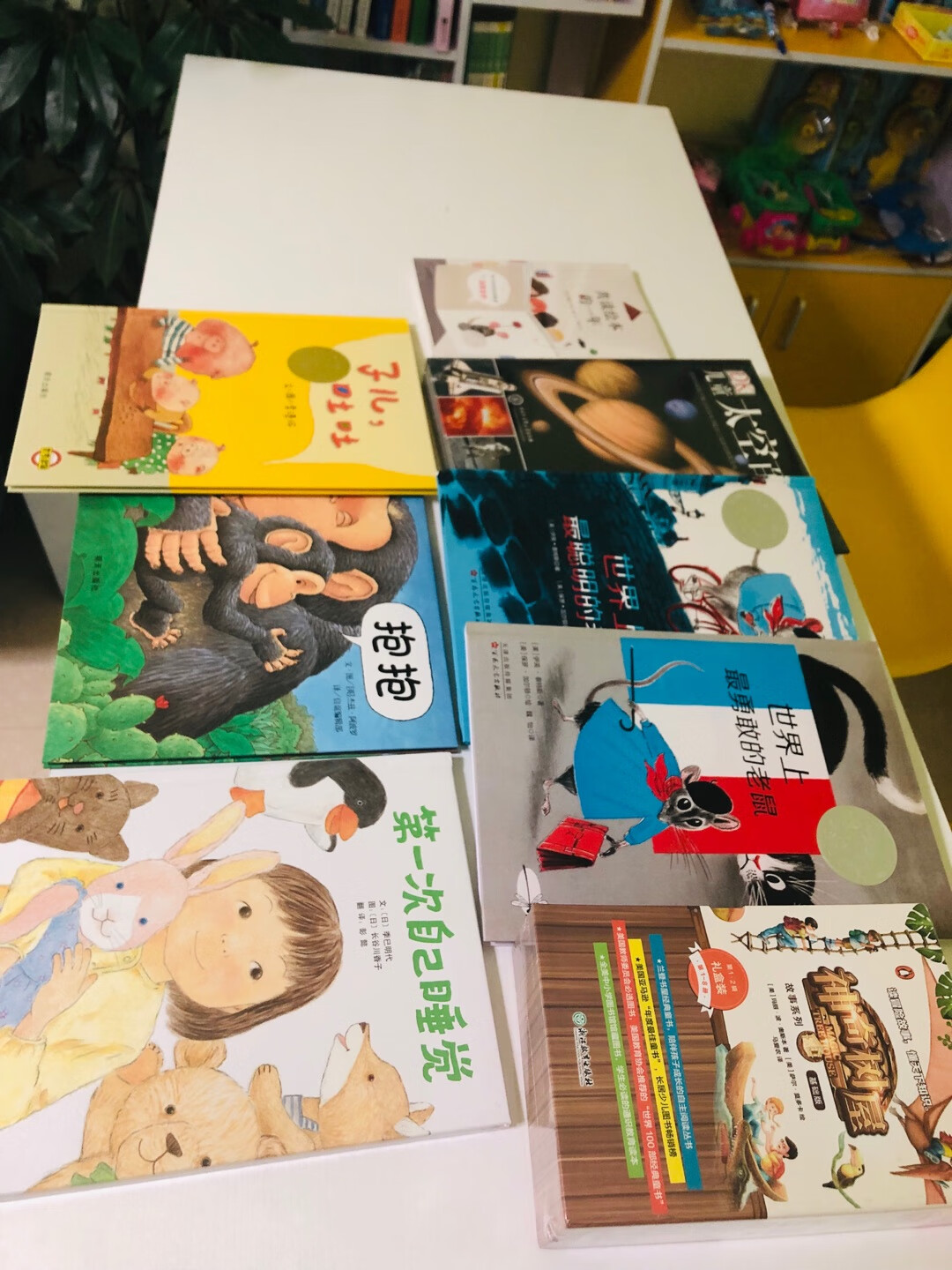 以前买过英文版的给小朋友读，这个中文版的放在学校大家也看得很开心。很有意思的书，等大家英文阅读能力足够了就可以看英文版的啦