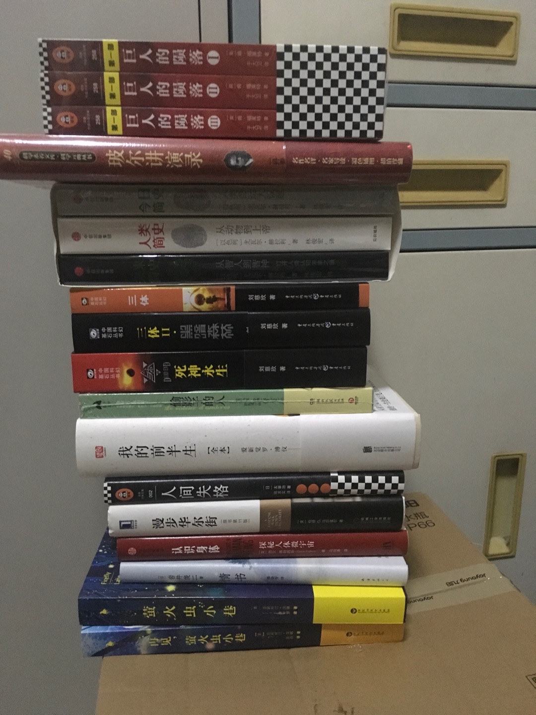 很薄很精致，   《情书》是岩井俊二的长篇小说代表作，也是经典电影《情书》原著。      故事由一个同名同姓的误会开始，通过两个女孩书信的交流，以含情脉脉的笔触，展现了两段纯真如水的爱情。      有一个可以想念的人，就是幸福。岩井俊二以不动声色的干净笔触，将一去不复返的往事写得深沉眷恋，像是缓缓渗出的泉水一样，让人的心回到最初的岁月，重现柔软澄澈。