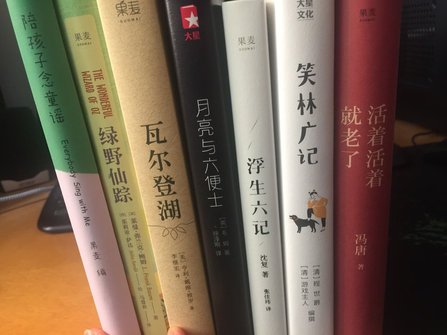 二冯唐的《活着活着就老了》实话很多，也很受用。看此书的时候心中不时冒出一句话：冯唐就是流氓。