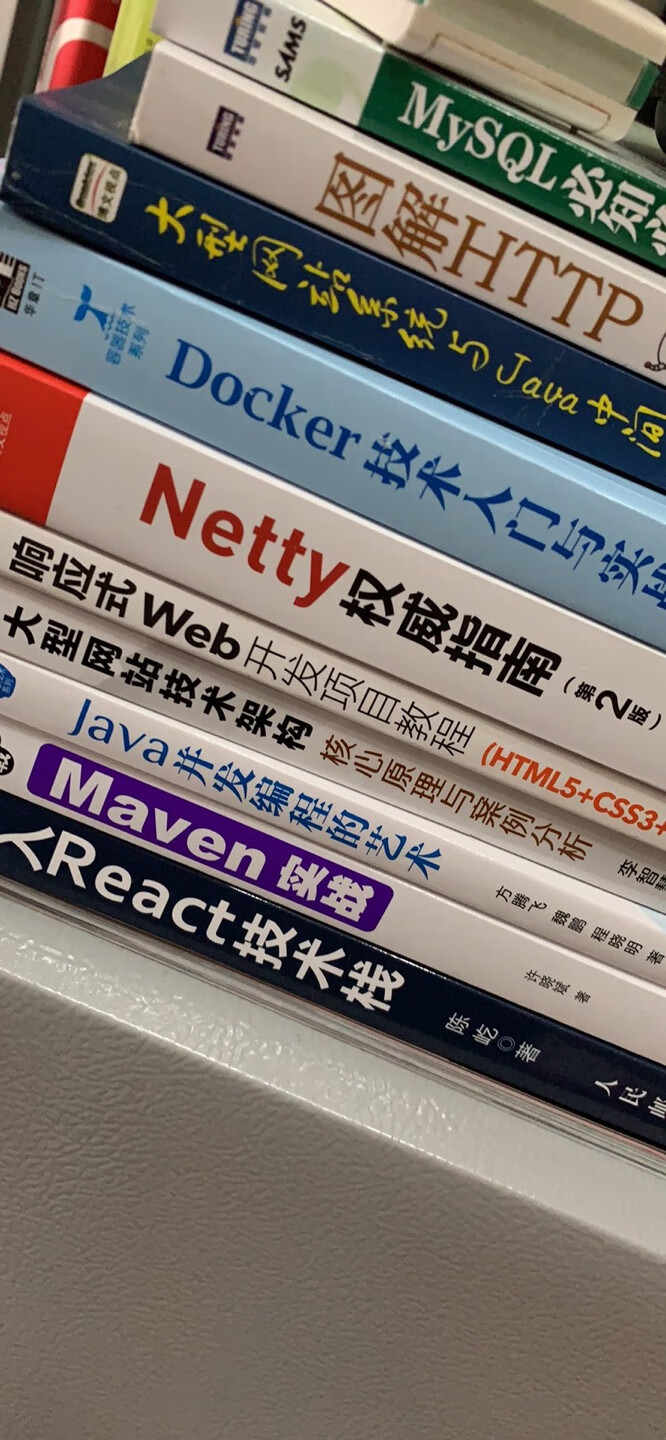 首先，如果你是开发小白，那么是不推荐这本书的，还是建议夯实基础，语言平台操作系统框架这些都搞熟了再来看这本。关于这本书我是在知乎上被~的，且自己的技术也一直没有大的进步由于不是在大型公司工作，所以接触的架构的机会非常少，身边的技术朋友水平也有限，所以这本书是一个非常好的书，可以让初级开发一览高级开发/架构师的技能栈，和一些常常会出现面临大一些场景的解决方案，适合入门想继续进阶的朋友。