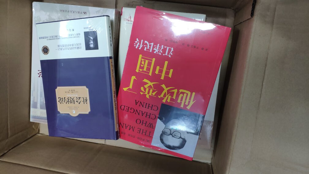 全班买书正赶上的全球读书日活动 每满100减50还可以叠加优惠券 很划算~物流也很体贴 晚了半天客服就会来电话说明情况并请求谅解 然而其实不到两天就送到了给物流点赞~