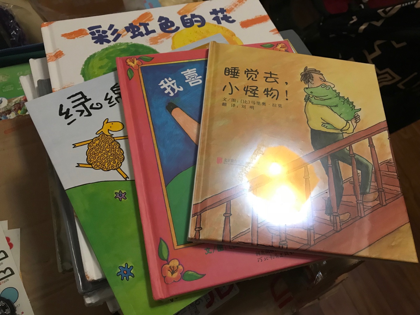 很好的书，趁活动屯起来，这种能动的书小孩很喜欢，能增加对船舶的认知。不仅绘本 生活用语这些 儿歌 童谣 动画片的台词也都得学 最好还能研究点拓展的小游戏 这样孩子会更感兴趣可以有自己先消化吸收完才能准确传达给孩子并在生活中遇到对应的场景用起来 让他能充分理解。