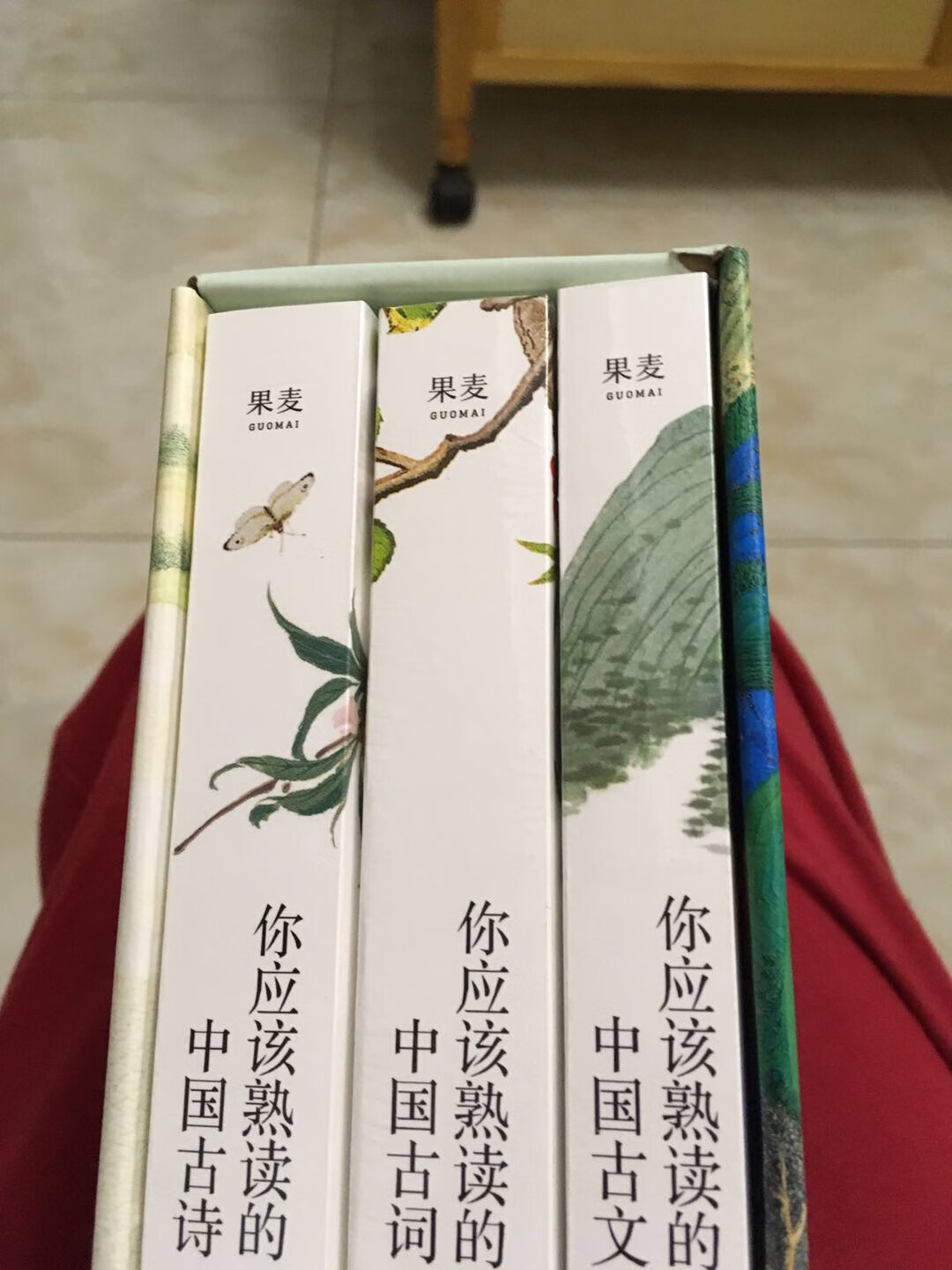 整体很好，还没拆里面，外面的包装有点小瑕疵。以后给儿子读