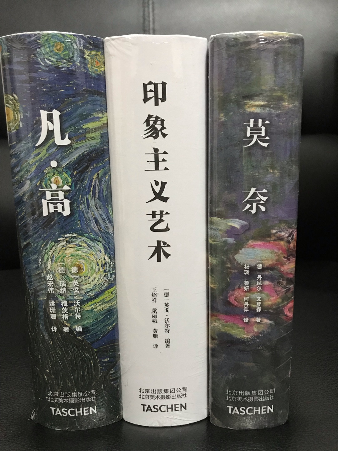 装帧精美，纸张为亮丽铜版纸，比普通纸张洁净图片清晰，每张纸较厚的感觉，唯一美中不足的可能就是开本较小，实际是32开，如果是16开以上最佳！