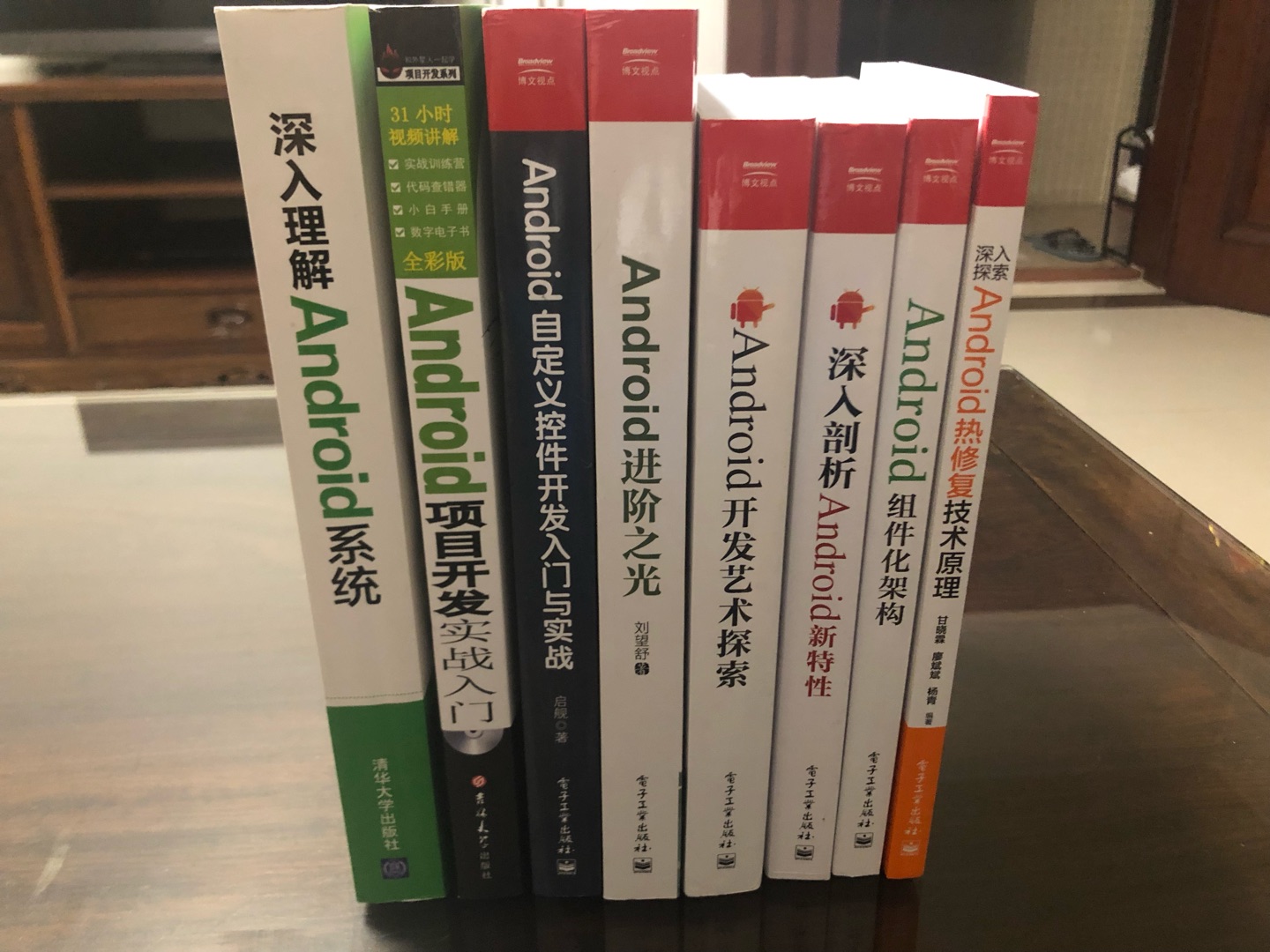 趁着活动囤了十本书给自己充充电，书本包装不错，有点瑕疵也没所谓了，希望对自己有帮助。