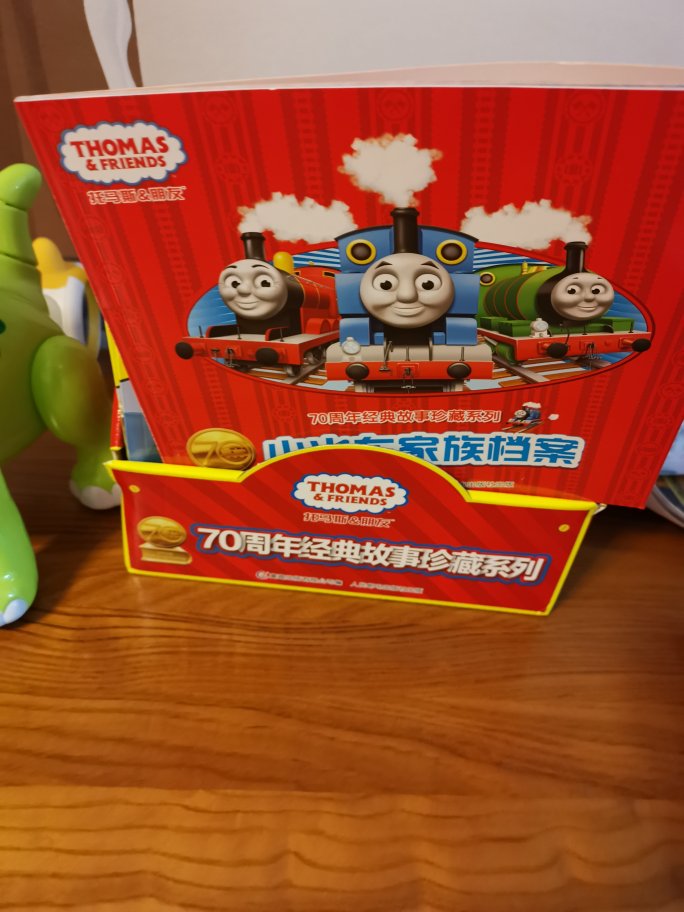小朋友很爱的火车头和他的朋友们，家里买了各种托马斯。