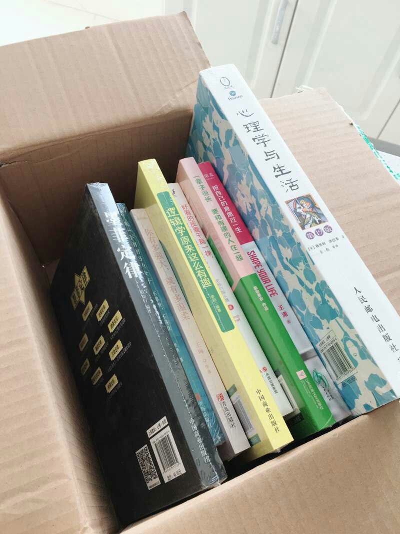 朋友的新家 做了一个大书柜 送给她一堆书 充下门面 她很喜欢的 ???