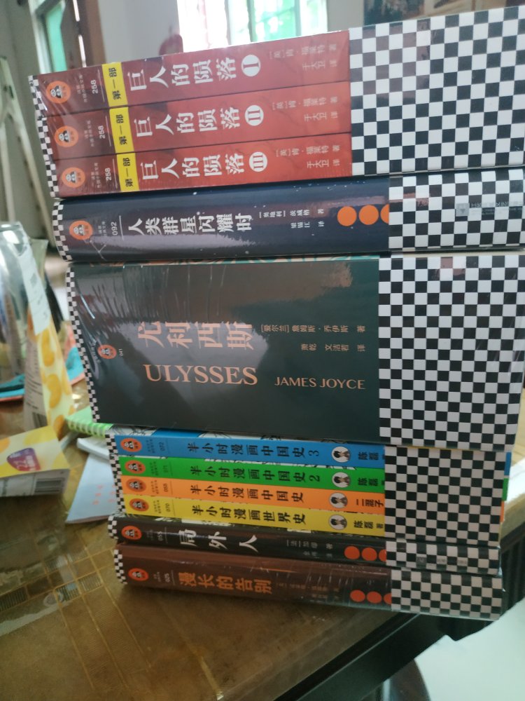 希望书店能够提高一下能够保存看完的书籍的方法，感觉放到书柜里也是避免不了变黄的趋势。这次的购书体验真不错，虽然不能够把我想看的书都买下来，行吧其实是我穷，但这些也够我慢慢看的了，定下个小目标，争取等到下次活动能够看完，提高一下自己的文学素养，拉高一下全国人均阅读量，当然我这也是抵抗电子书的一种支持方式了。