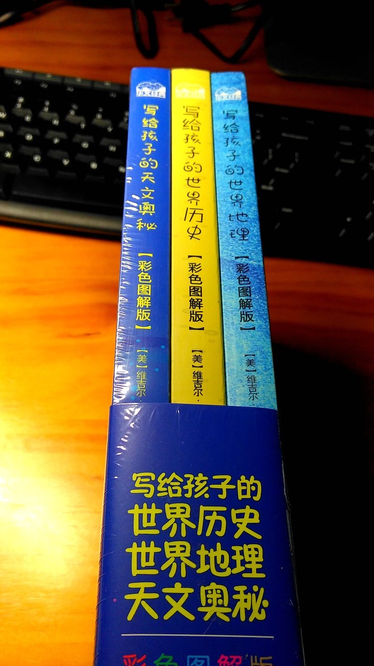 云想衣裳花想容，春风拂槛露华浓。