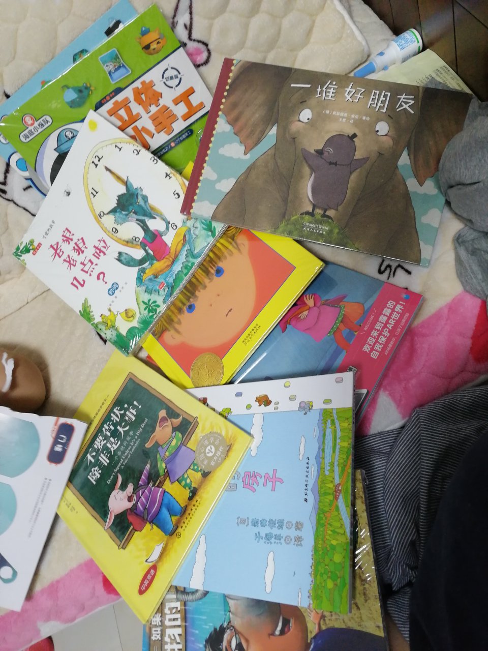 的书价格越来越贵，折扣越来越少，物流越来越差，下单到送达一共花了3天！包裹还被弄得稀烂的，箱子基本散架！