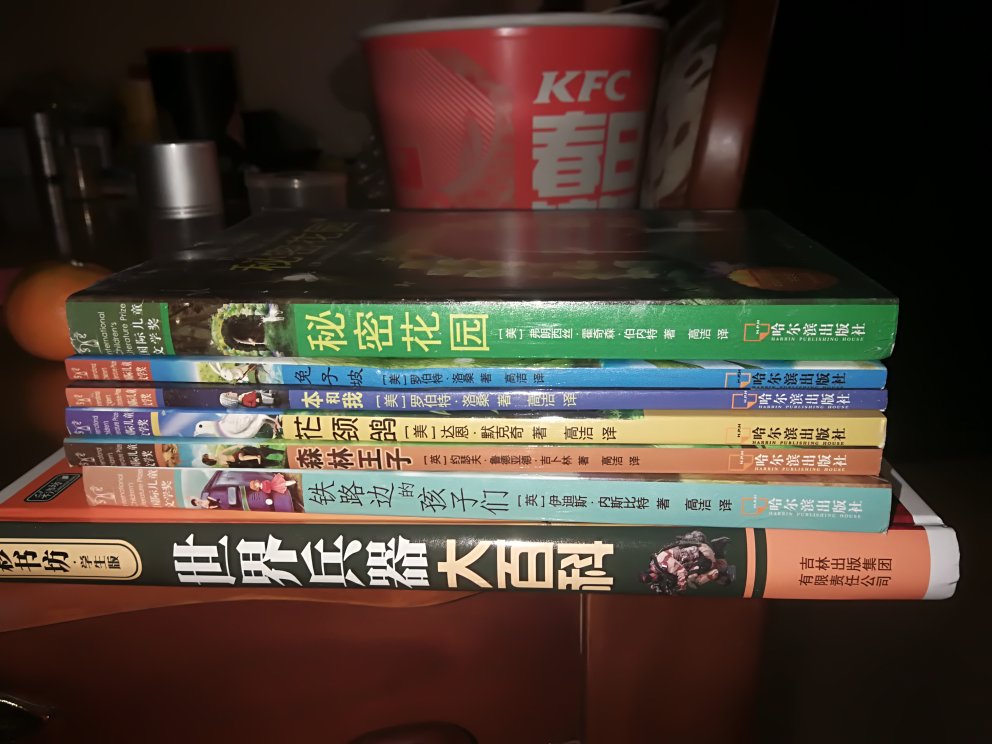 买给孩子们的书，希望他们能喜欢，翻了翻，酷虫学校挺有意思的。有很多知识大人们都不知道?