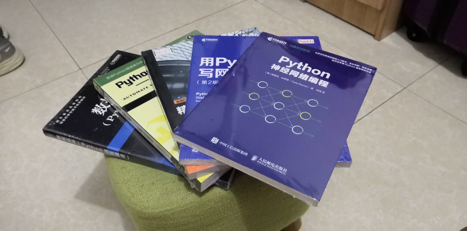 一下子买了五本都是Python相关的书籍，是应该好好看了，毕竟Python是最接近人工智能的语言，为了以后适应时代的要求，好好学习，天天向上。