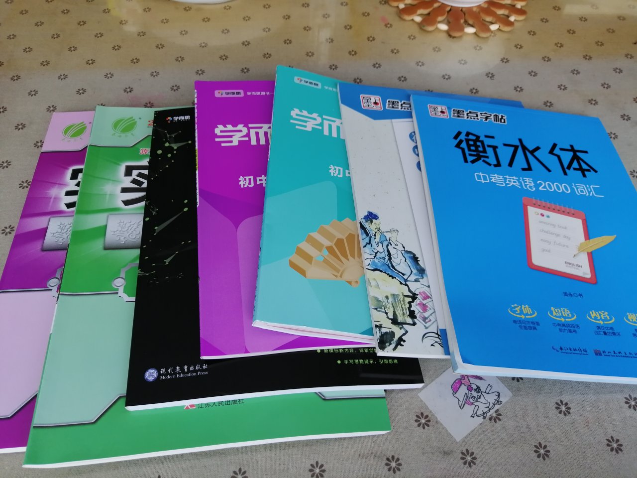 这个是凑单买的，想买字帖，刚好看到购物车里的一些宝贝在一起搞活动，就一起下单了，晚上拍不到，第二天早上就收到了，给的送货速度点赞。