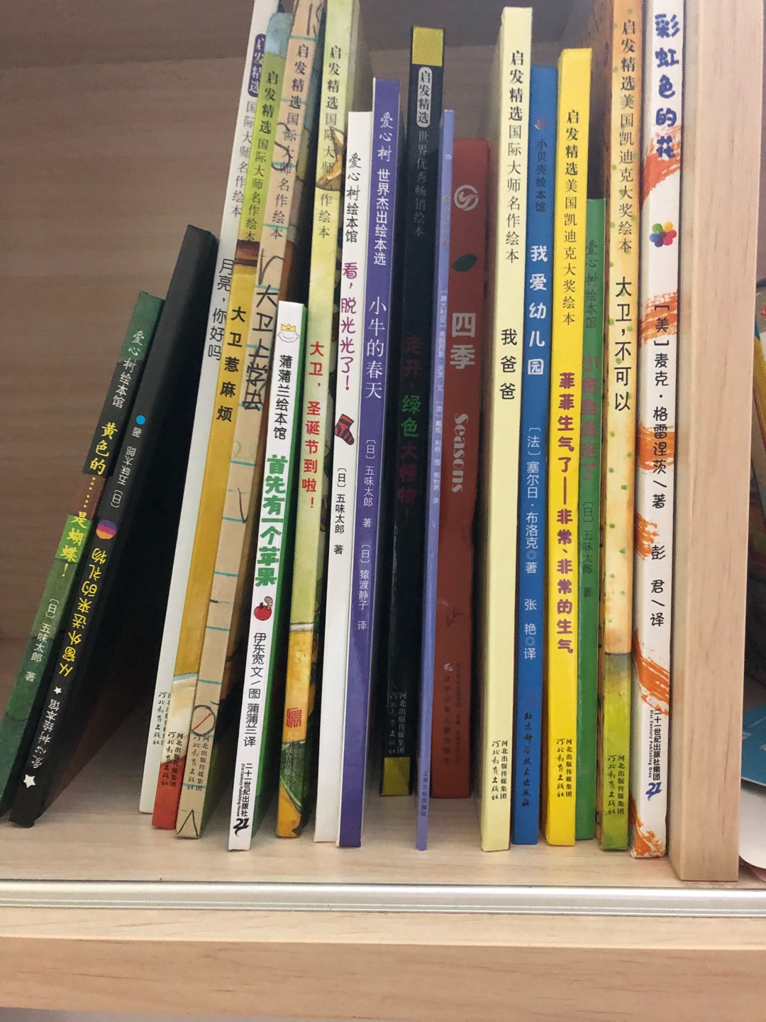 根据丹妈读童书的介绍买了好多绘本，每天给女儿读一会儿，培养她读书的兴趣。现在可以自己翻的看了。