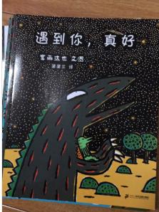 宝贝很喜欢霸王龙的故事，质量很好，故事，图画都很好。