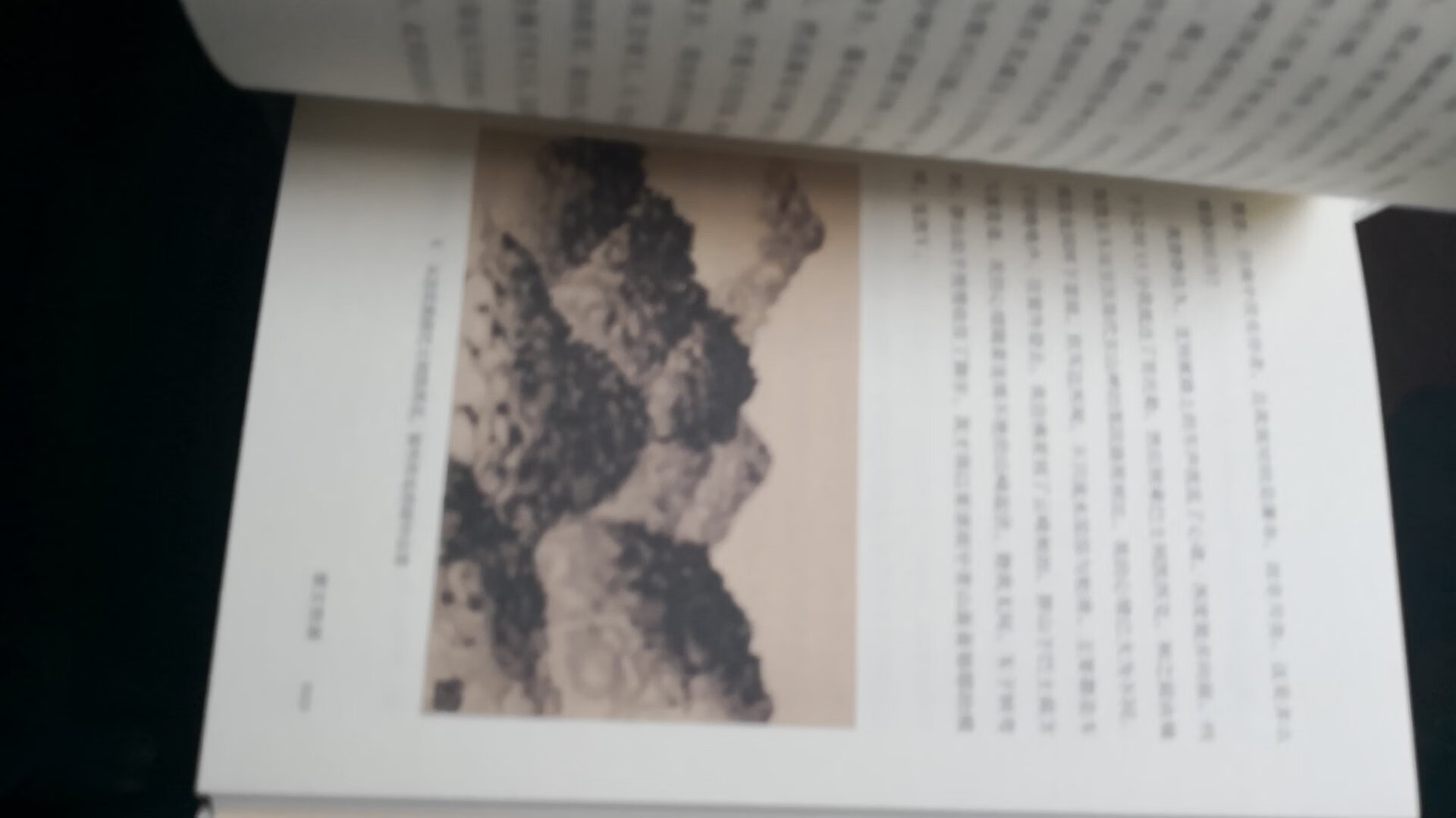 不太喜欢这个版的《湖区画记》，一是打开封面后没有老版的彩页，二是英文部分占了一半，旦无任何图。可惜上海人民版卖光了。对喜欢蒋先生目懂英文学英语的更适合。
