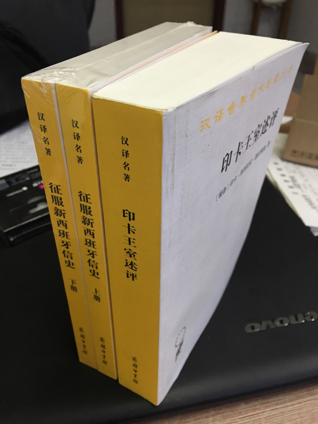 包装实在太简陋，薄薄一层塑料袋，连个填充物都没有，寄来的书怎么能不折损翘角？挺贵的书了，又是2018年印刷的，却没有覆膜包装，表面脏兮兮的，收藏强迫症表示不能忍。同时寄来的另一套书倒是有覆膜。总而言之，对的包装非常不满。