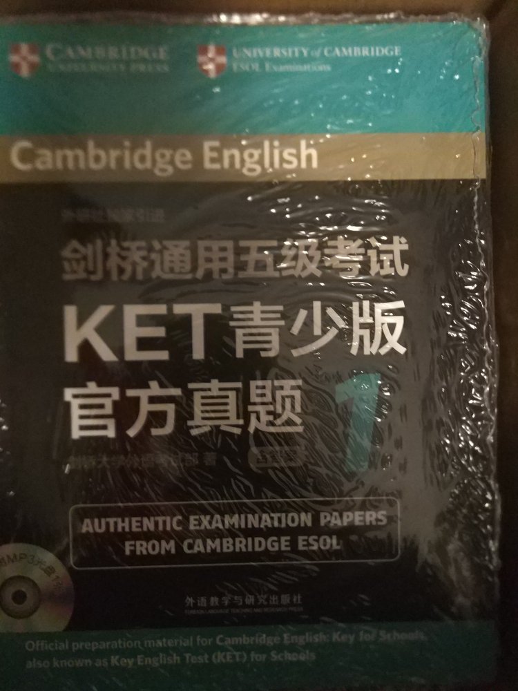很明确的ket考试指导的书，翻看了一下，真的很难噢，考前还需要更多的词汇量。