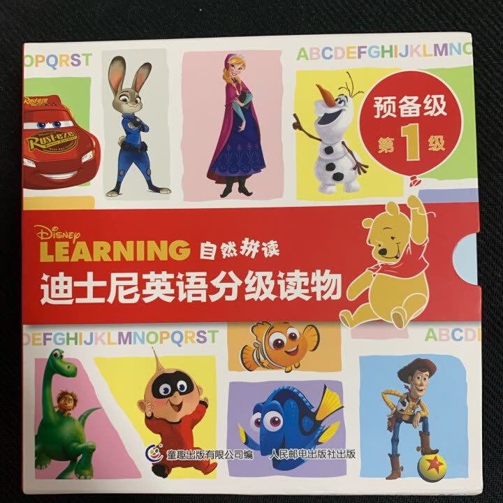 里面送了字母卡，可以用来拼单词，书图案很漂亮，扫二维码可以听单词句子，质量不错，宝宝两岁半，还是不太感兴趣