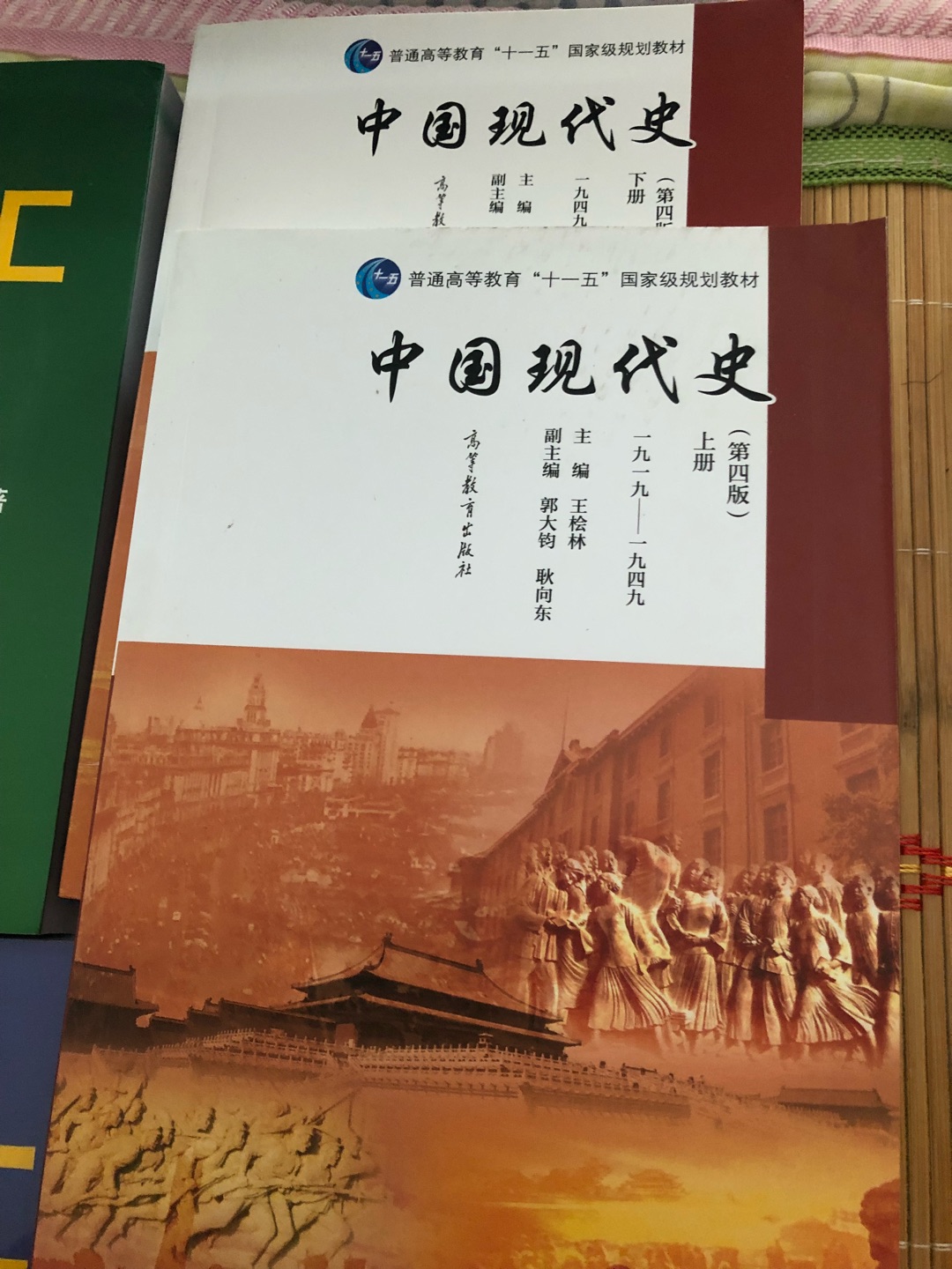 书收到了，快递很快，服务很棒，，质量还可以，中国现代史还是得了解一下的。