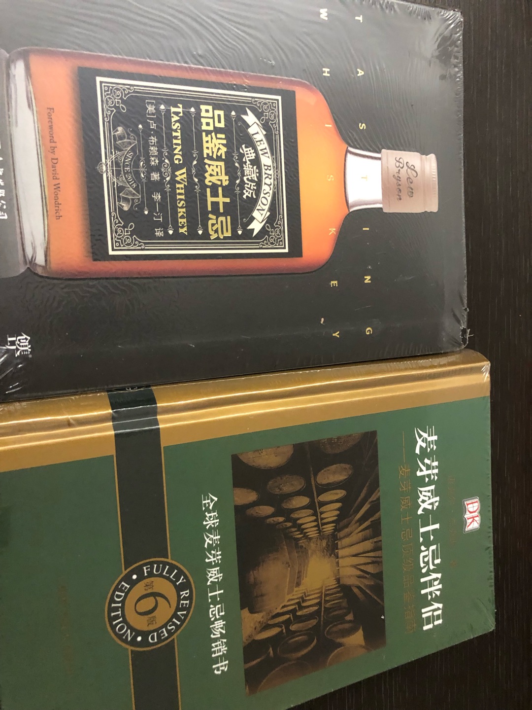 从生产工艺到品鉴方法，以及穿插其中的各品牌介绍，很不错。读完基本上对威士忌有了较全面的了解。