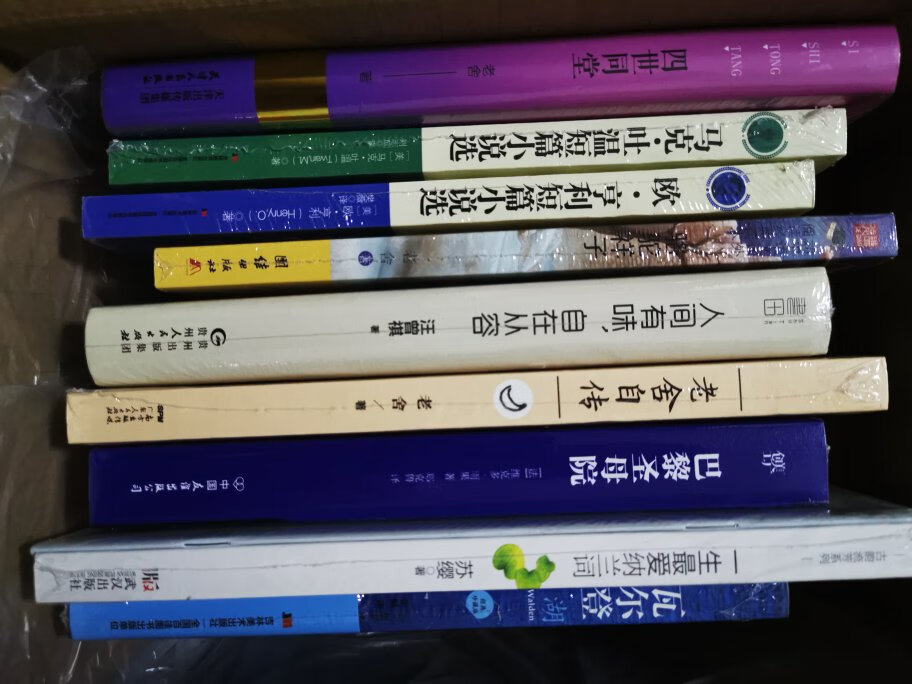 信赖自营，一直以来都是在商城购买自营图书。自营图书价格比实体书店便宜很多，在加上自营图书做活动的时候价格优惠力度更大，书籍的内部用纸用墨排版什么都非常好，自营图书绝对是正品，还有一点就是快递，速度快，服务好，所以首选还是商城。