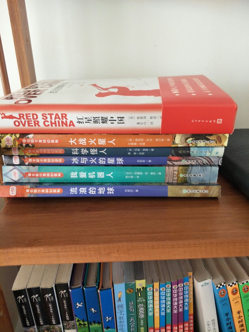 《大中华寻宝记》是一部融合了地理与文史知识，集趣味性、知识性、创新性、幽默性、娱乐性于一体，以惊险逗趣的寻宝故事为载体的漫画书。