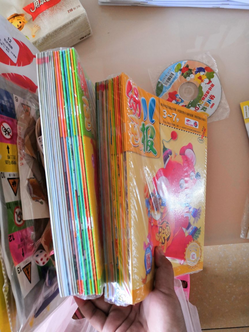 六一的部分收获：推荐幼儿画报的大礼盒，内含2018全年36册画报图书和24套自带材料的手工制作包，六一活动70元左右入的，巨划算。