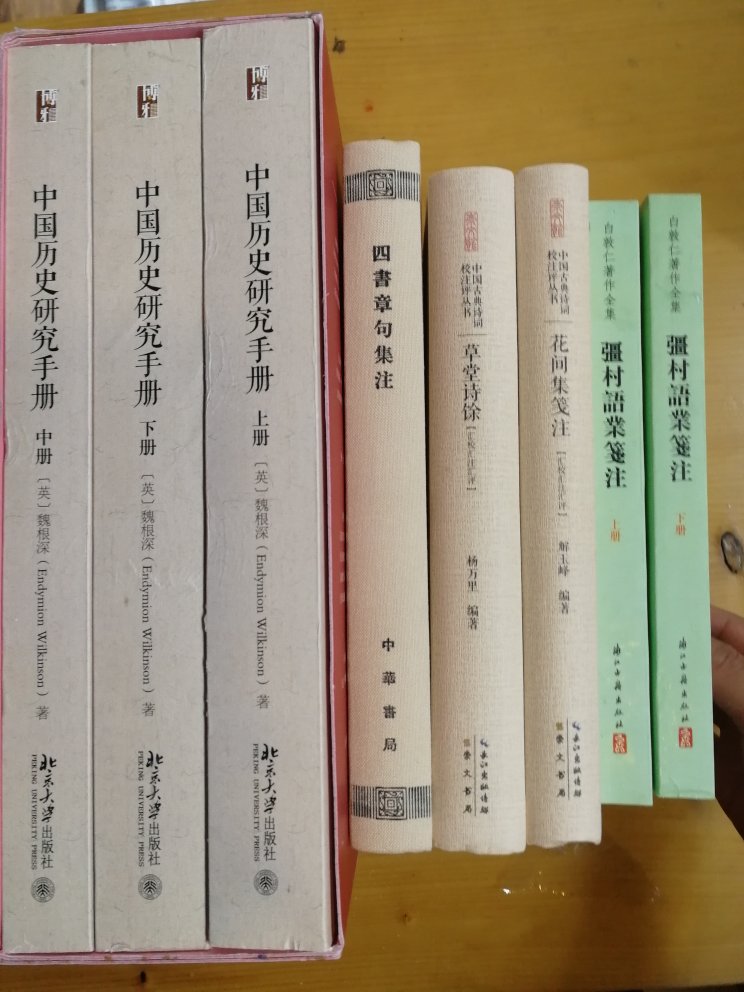 文史通义校注（套装上中下册）》是清乾嘉时代一部开风气的巨著。作者想挽救当时的学风。他在《上辛楣宫詹钱大昕》的信里说：“世俗风尚，必有所偏，达人显贵之所主持，聪明才俊之所奔赴，其中流弊必不在小。载笔之士不思救挽，无为贵著述矣。苟欲有所救挽，则必逆于时越。”他看到当时学风的流弊，想加以挽救。 